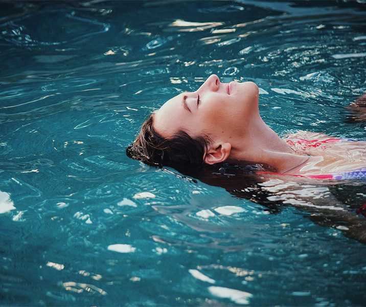 femme piscine